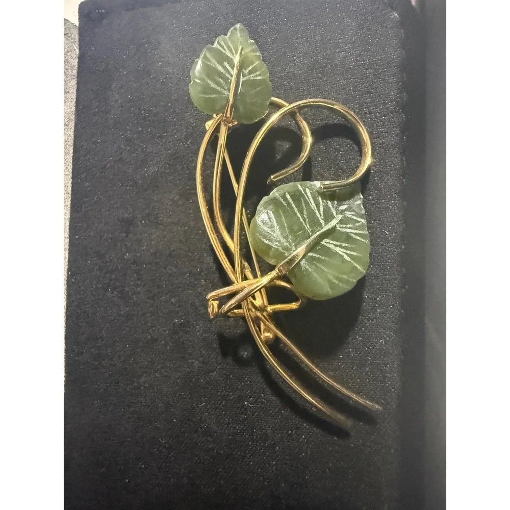 Vintage Gold Tone Carved‎ Green Nephrite Jade Leaf Floral Stem Brooch Pin